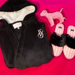 Victoria’s Secret Plush Robe & Victoria’s Secret Slippers Loungewear Set🎀